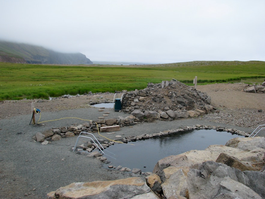 Grettislaug温泉四周环绕着冰岛西北部的迷人景色。