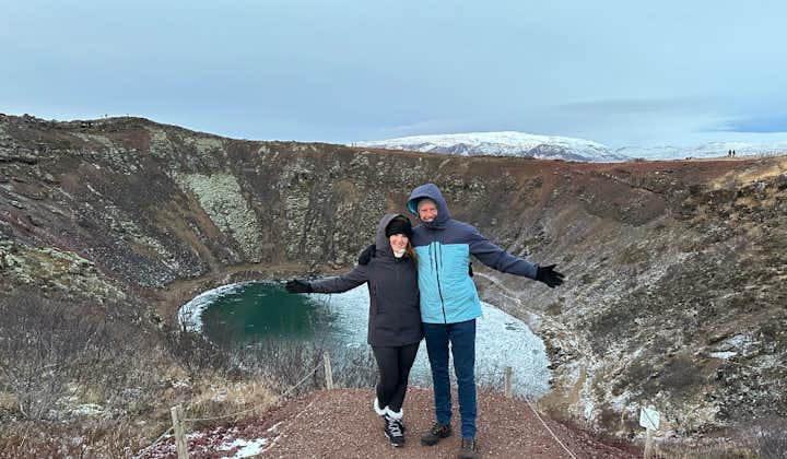 Two travelers posing in front of Kerid crater in Iceland.