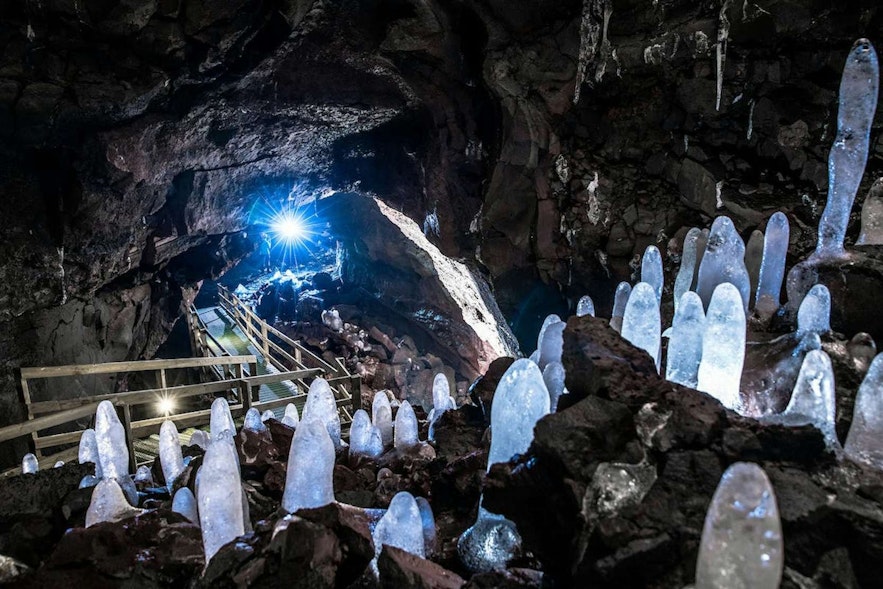 Vidgelmir熔岩洞穴拥有美丽的冰柱和冰雪景观