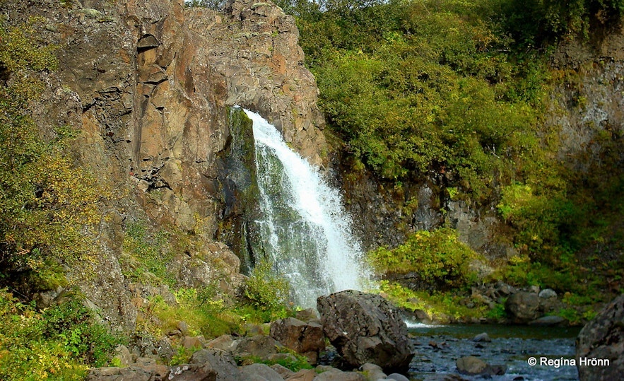 The Magnusarfoss waterfall, photographed from the west bank.