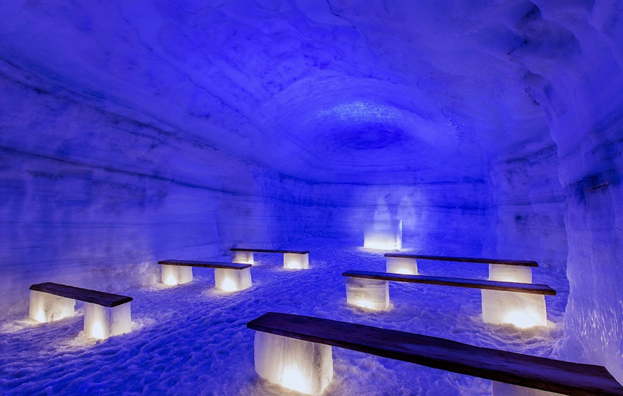 ラングヨークトル氷河で人の手によってつくられたアイストンネル
