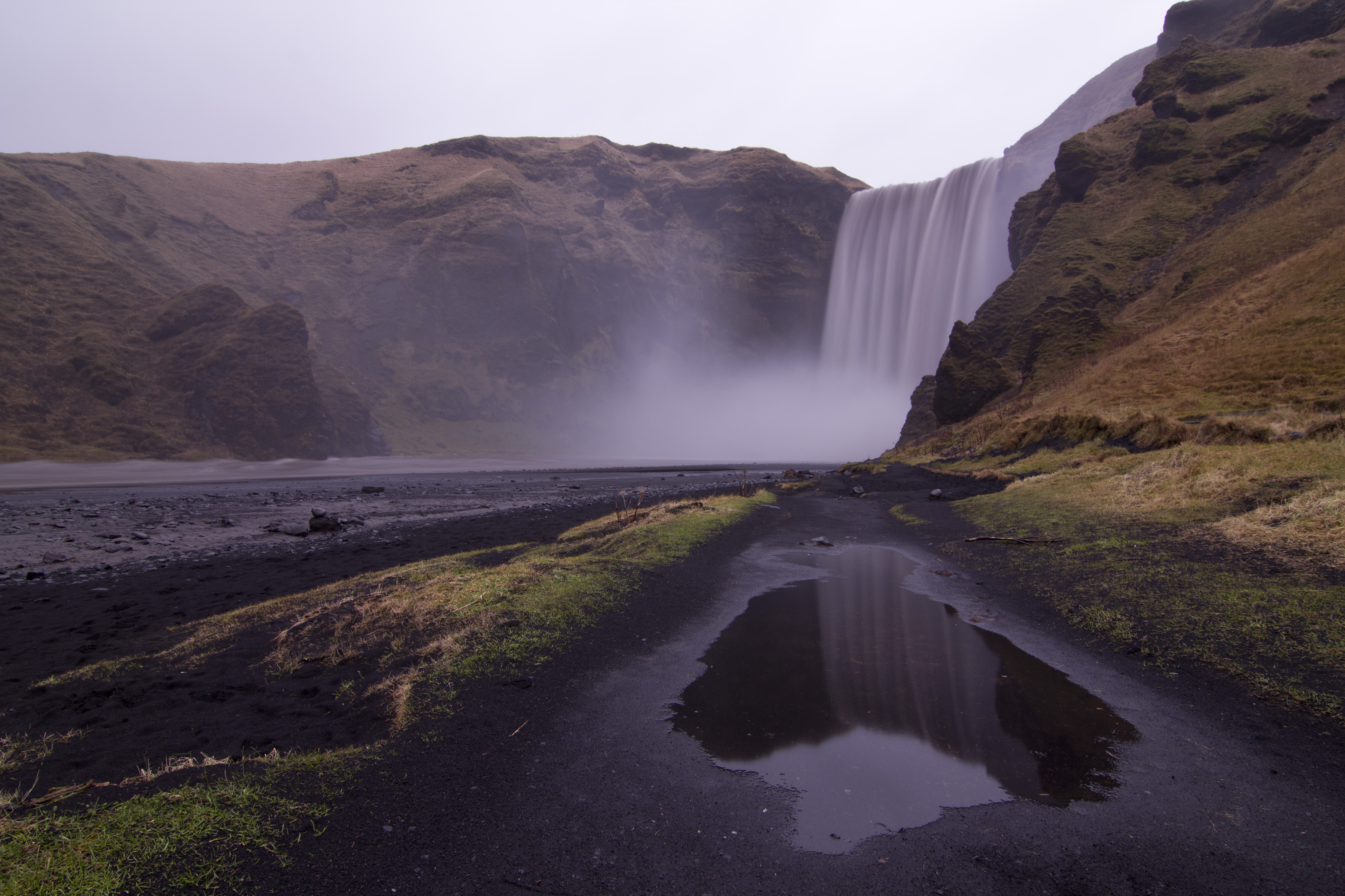 即时是在阴郁的日子，冰岛南部的著名瀑布斯科加瀑布(Skógafoss)也同样美丽动人