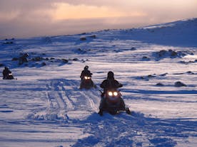 驾驶雪地摩托，360度无死角享受米达尔斯冰川美景