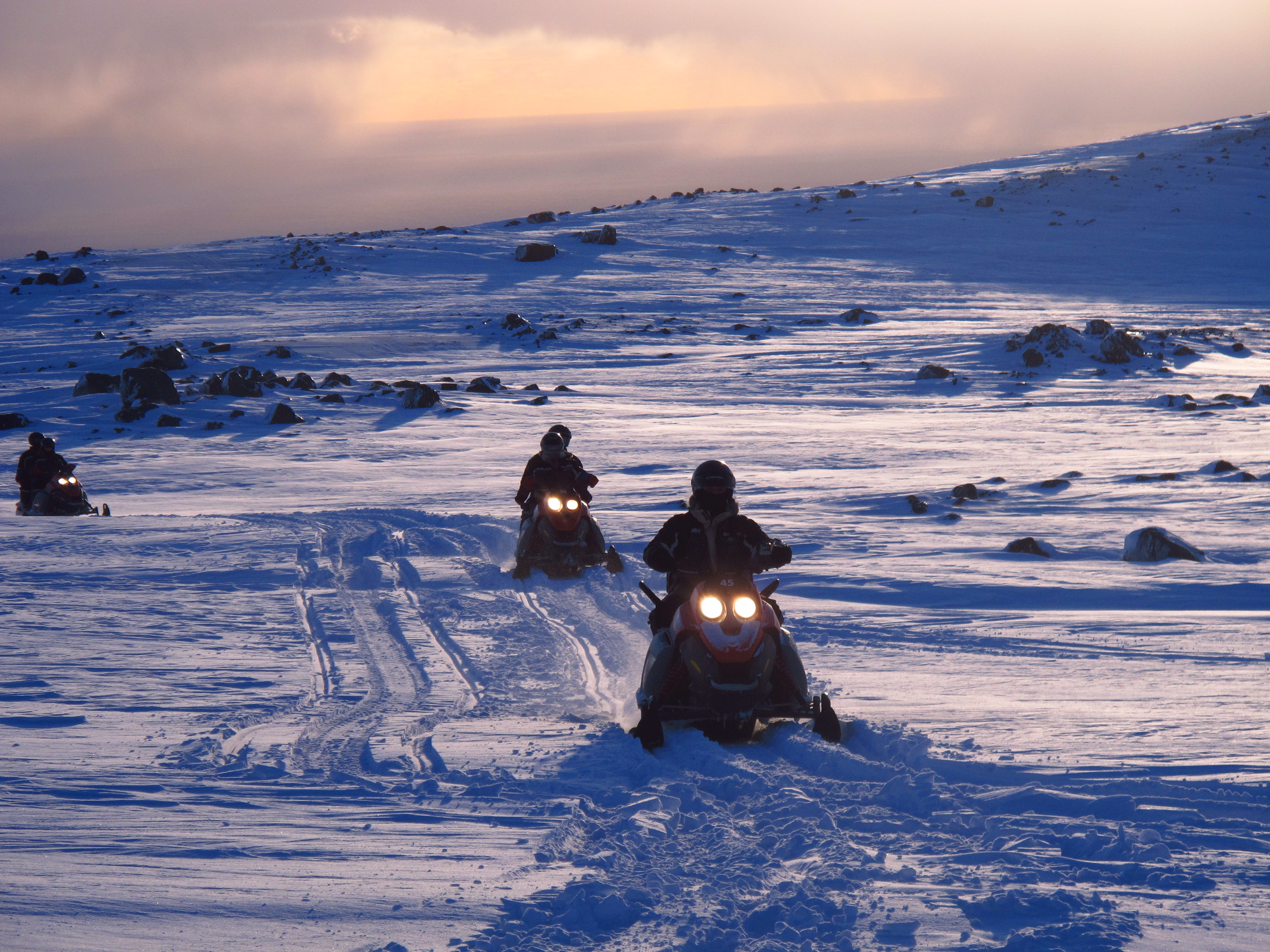Dalla tua posizione sulla motoslitta, avrai una vista a 360 gradi del ghiacciaio Mýrdalsjökull.
