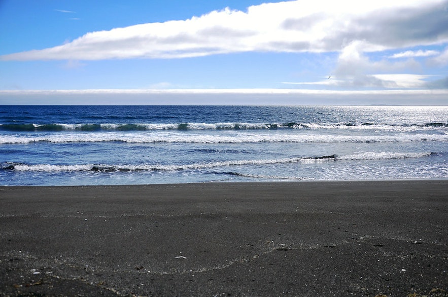 Vodlovik bay has volcanic black sands.