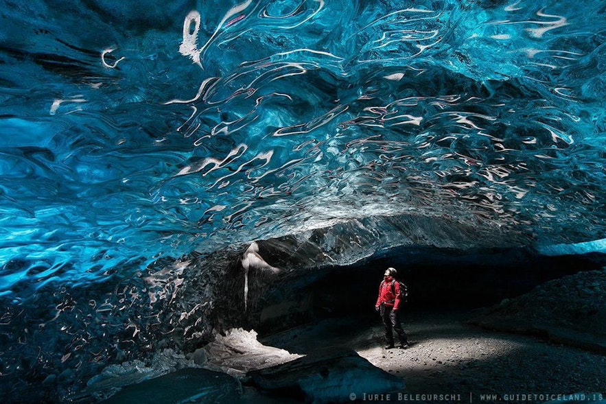 Przepiękna jaskinia lodowa na Islandii, w lodowcu Vatnajokull