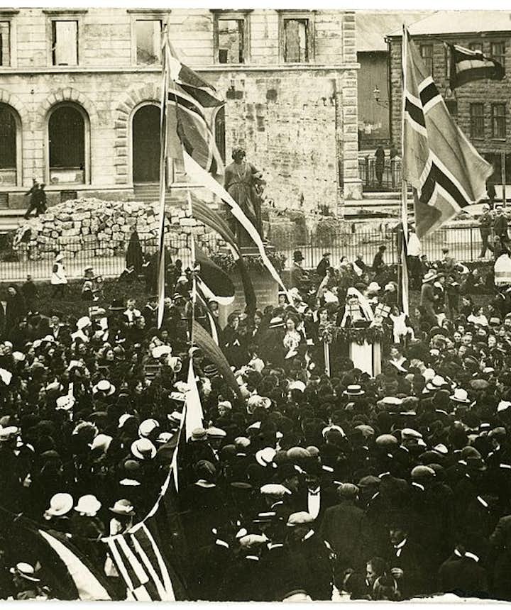 BrÃ­et BjarnhÃ©Ã°insdÃ³ttir has a speech during the 1915 celebrations