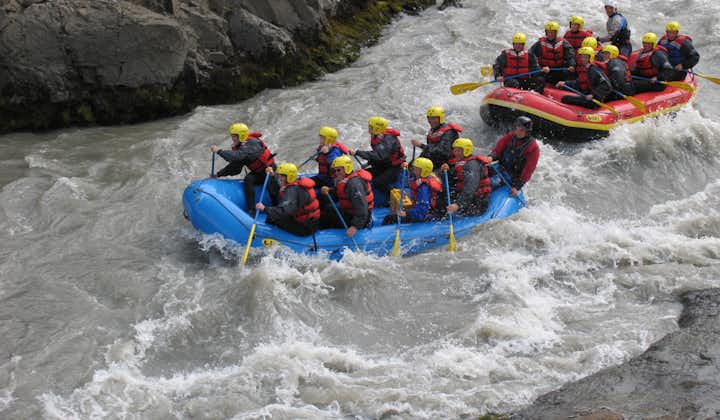 Voyageurs en rafting profitant de la rivière glaciaire dans le nord de l'Islande en été.