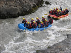 Voyageurs en rafting profitant de la rivière glaciaire dans le nord de l'Islande en été.
