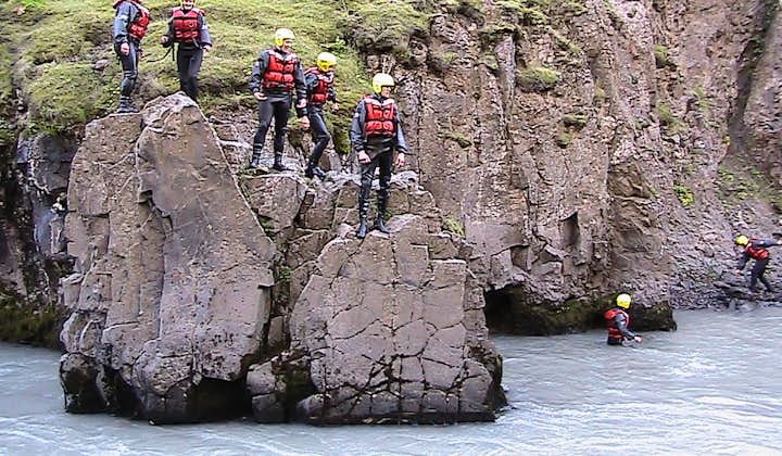 Se il clima estivo lo permette, puoi fare un salto nel fiume glaciale occidentale, nell'Islanda settentrionale.