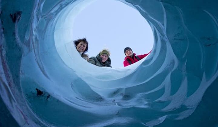 南海岸の滝巡りツアー｜氷河ハイキング体験付き