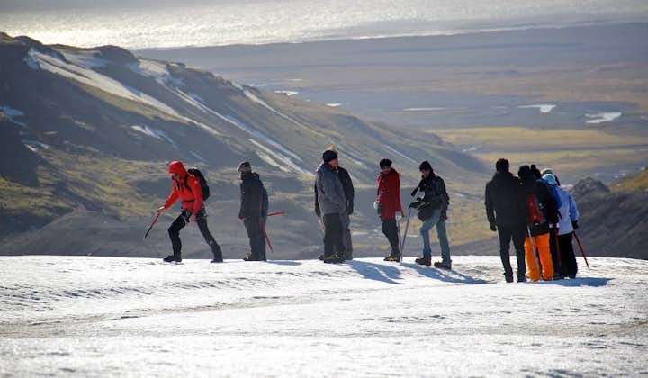 ソゥルヘイマヨークトル氷冠の上を歩き、南海岸の素晴らしい景色が見渡せる
