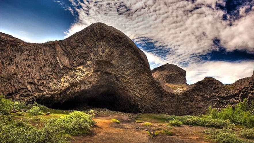フリョゥザクレッタル(Hljóðklettar)の洞窟
