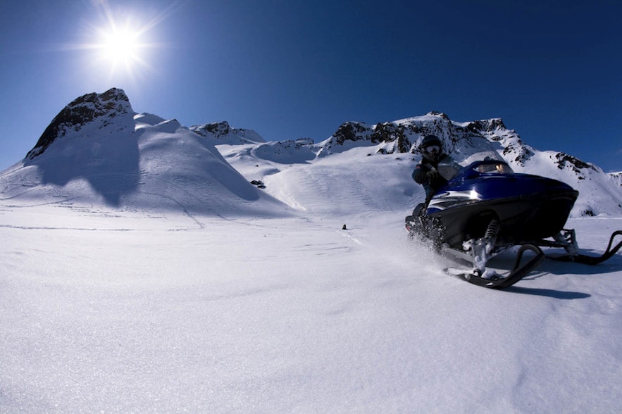 在冰岛朗格冰川参加刺激的雪地摩托项目