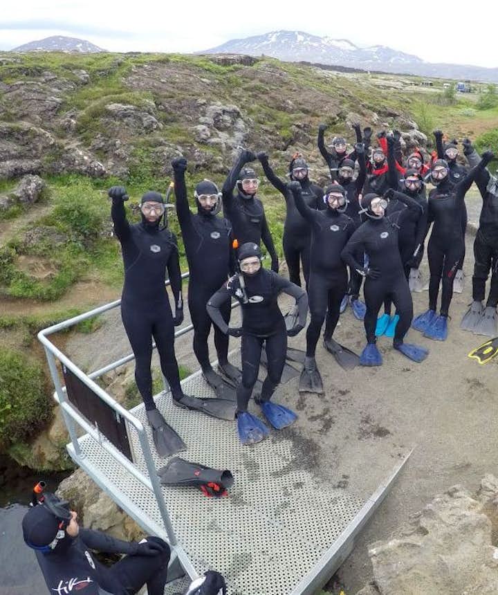 Team Guide to Iceland geht auf Schnorcheltour in Silfra