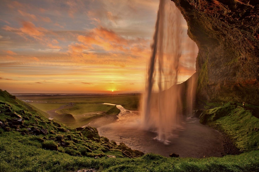 在冰岛的五月享受明媚的阳光和美丽的日落。
