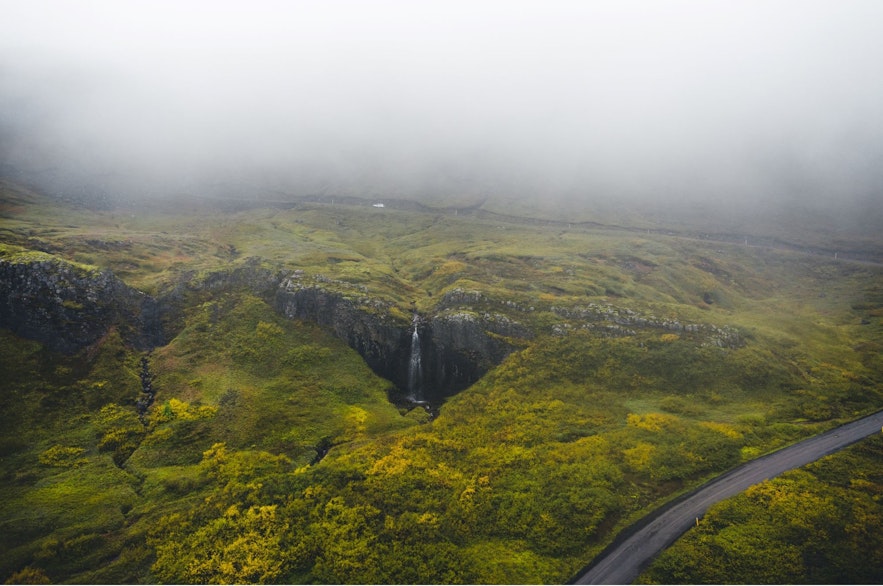 探索冰岛乡村蜿蜒曲折的道路。