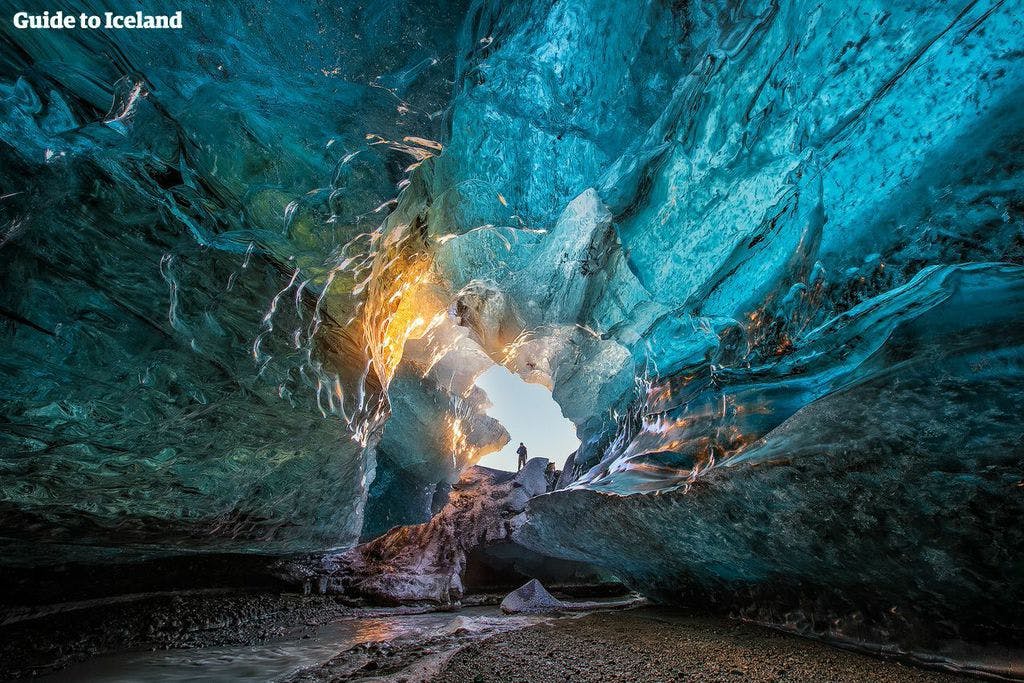 El sol agrega más colores a la hermosa cueva de hielo azul en el Parque Nacional Vatnajökull