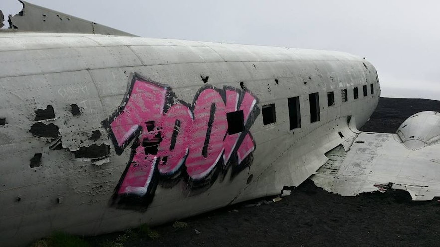 Graffiti sur l'épave d'avion DC3 en Islande