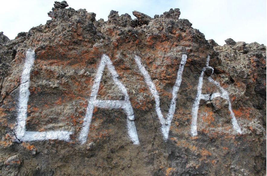 Le mot 'lava' en graffiti sur de la lave séchée