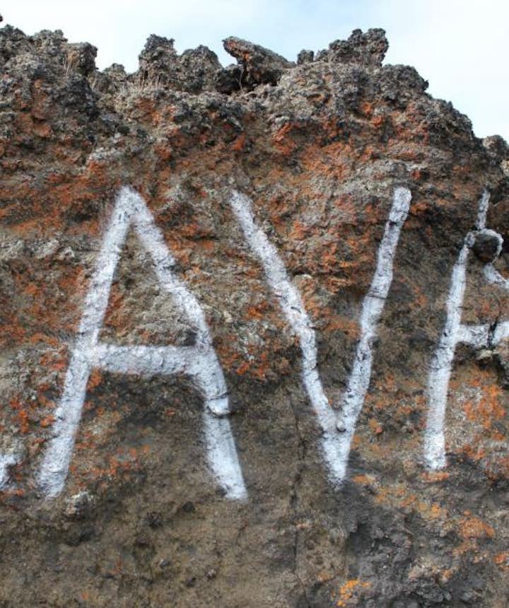 冰岛熔岩地上被涂鸦写上‘熔岩’