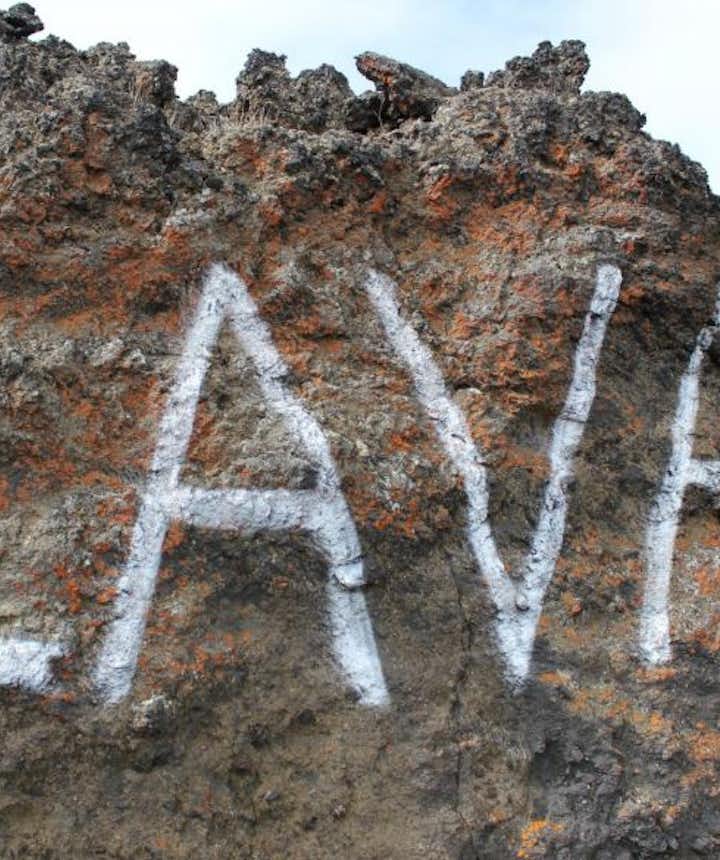Le mot 'lava' en graffiti sur de la lave séchée