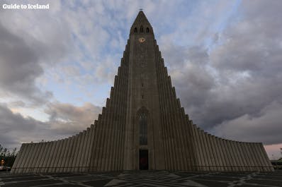 De Hallgrimskirkja-kerk, een van de meest opvallende aanblikken aan de skyline van Reykjavik.