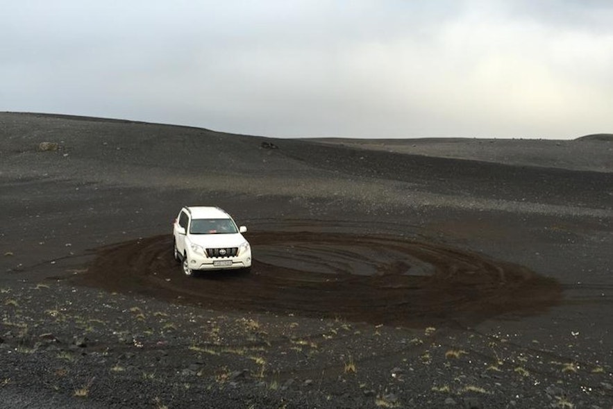 Tierra en ruinas debido a la conducción fuera de carretera en Islandia