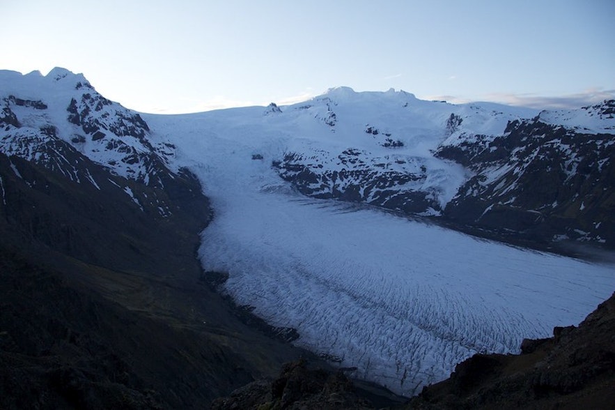 The Hrutfjallstindar and Hvannadalshnjukur mountains, with the Svinafellsjokull glacier flowing between them.