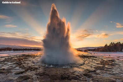 Il geyser di Strokkur nella zona geotermica di Geysir che esplode nel sole invernale.