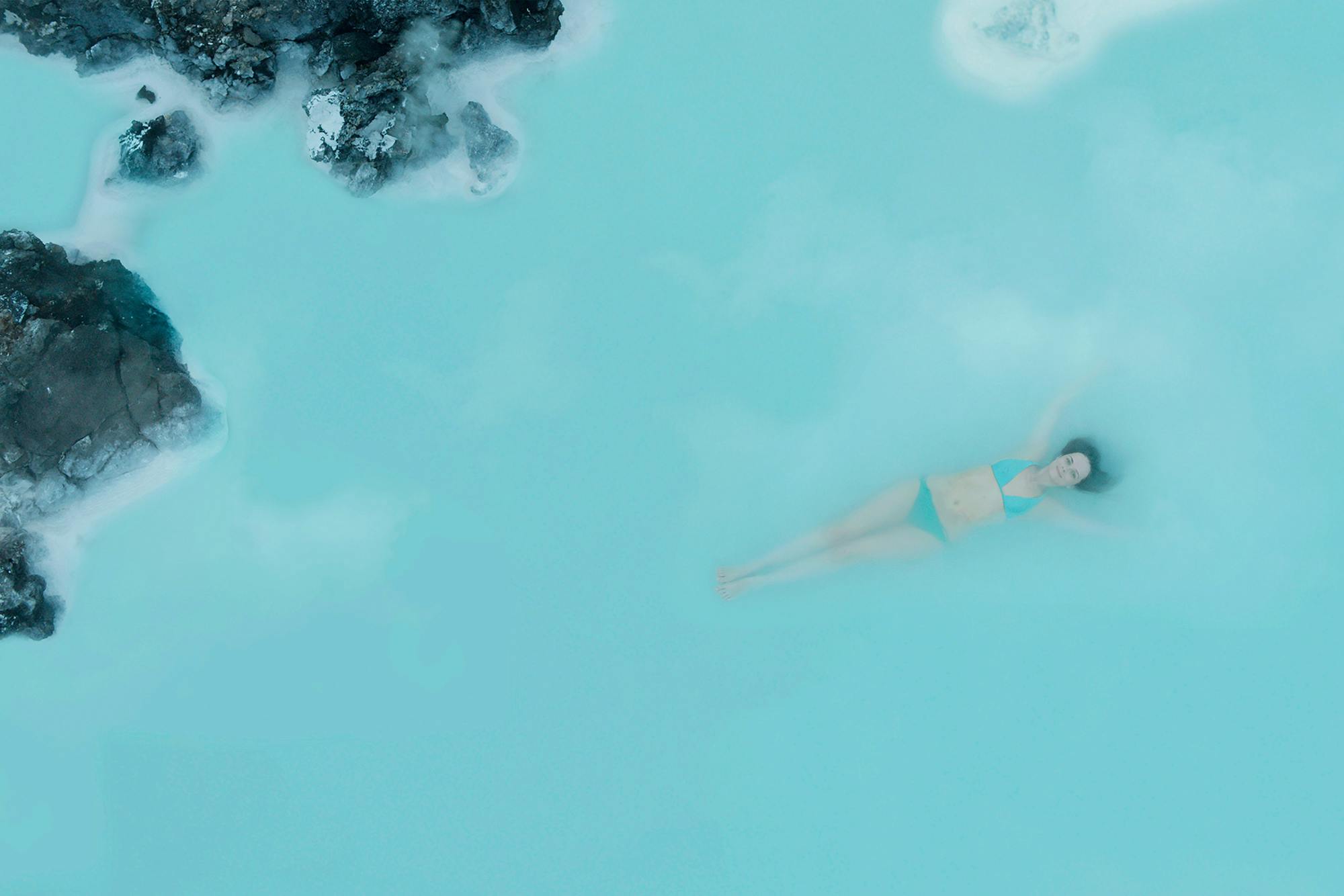 在冰岛蓝湖温泉富含矿物质的泉水中，洗去旅途的疲惫