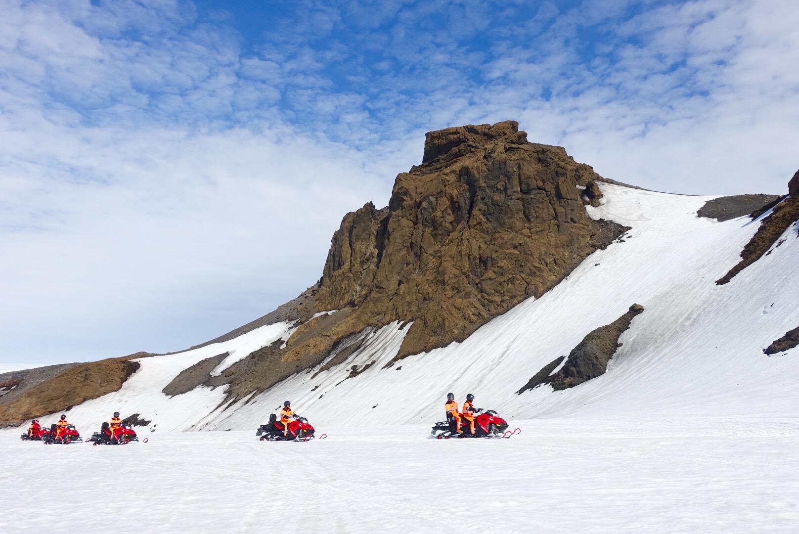 Esta aventura de 4 días de invierno te lleva en moto de nieve por Langjökull, el segundo glaciar más grande de Islandia.