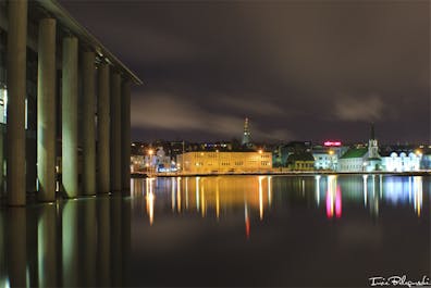 จากบริเวณทะเลสาบทเยิร์นนินในใจกลางเรคยาวิกสามารถมองเห็นวิวสวยของเมือง