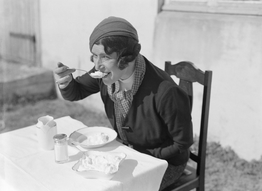 1934년 네덜란드 언론인 아니타 요아킴(Anita Joachim)이 아이슬란드를 방문하는 동안 스카이르 한 그릇을 즐기고 있습니다.