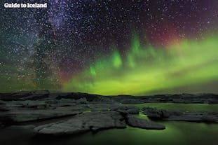 ヨークルスアゥルロゥン氷河湖の上空に踊る、鮮やかなアイスランドのオーロラ