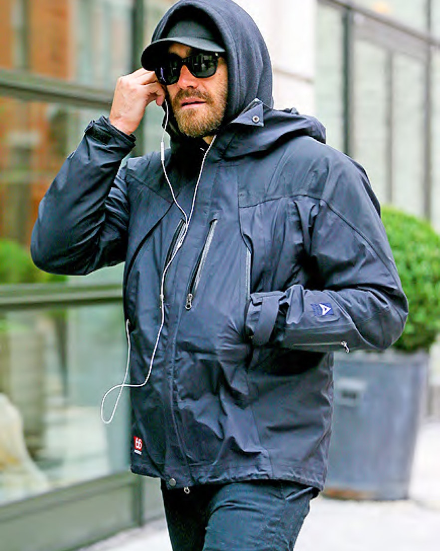杰克·吉伦哈尔（Jake Gyllenhaal）穿着66°North的风帽上衣。