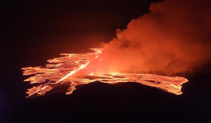 Vulkantur med helikopter över lavafältet i vulkanområdet Sundhnukagigar på Reykjaneshalvön från Reykjavik