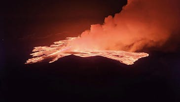 スンズヌカギガル火山エリアを歩くガイド付きハイキングツアー（午後/夕方)