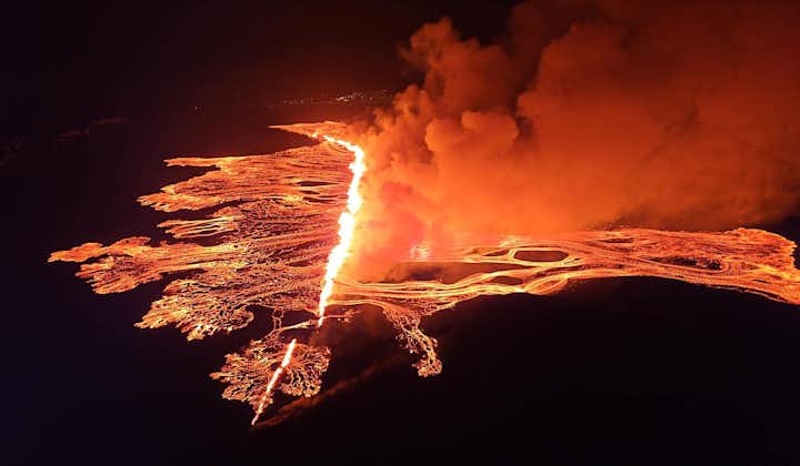 Puedes ver la erupción del Sundhnukagigar a lo lejos por la zona de la erupción en Reykjanes