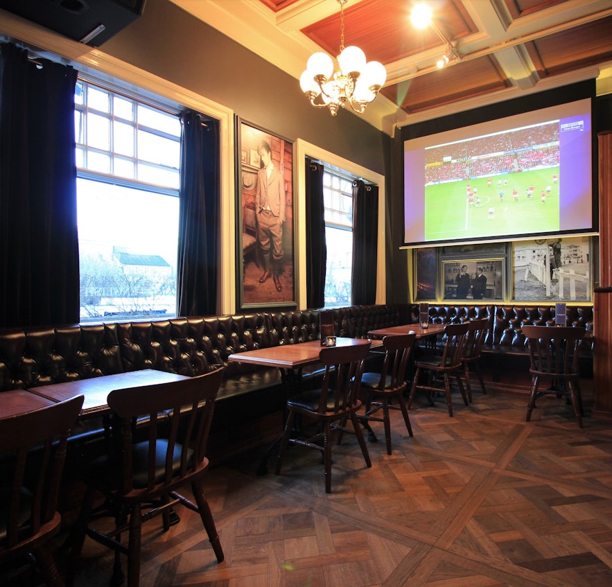 Live sports events are regularly shown at the English Pub