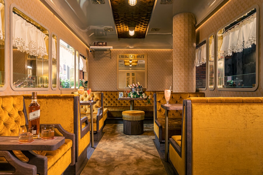 Time travel to the 1920's and enjoy a drink in the champagne train at Kokteilbarinn!