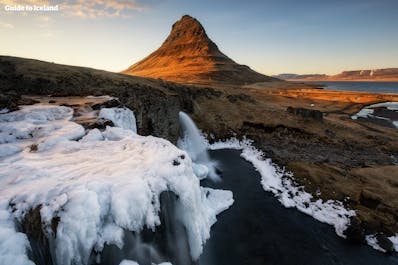 Rendez-vous dans la magnifique péninsule de Snæfellsnes et découvrez des lieux d'intérêt époustouflants tels que la montagne islandaise Kirkjufell.