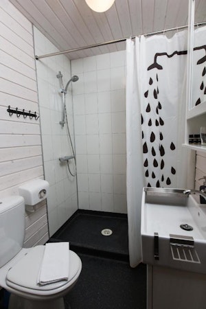 A private bathroom in Aurora Lodge Hotel.