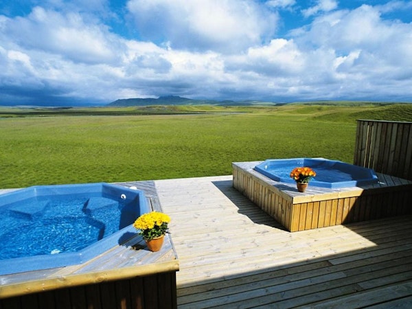 Guests can relax in any of the two outdoor tubs of Aurora Lodge Hotel .
