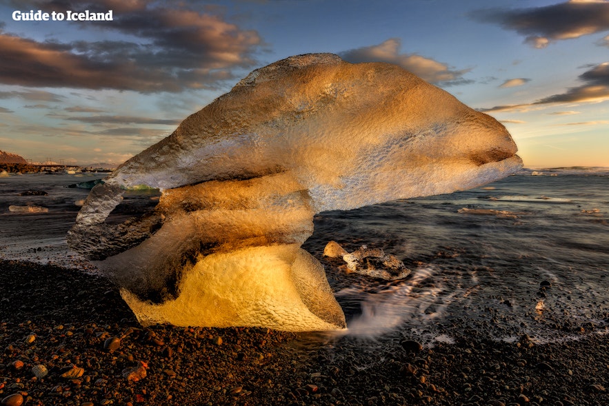 Góra lodowa na islandzkiej Diamentowej Plaży.