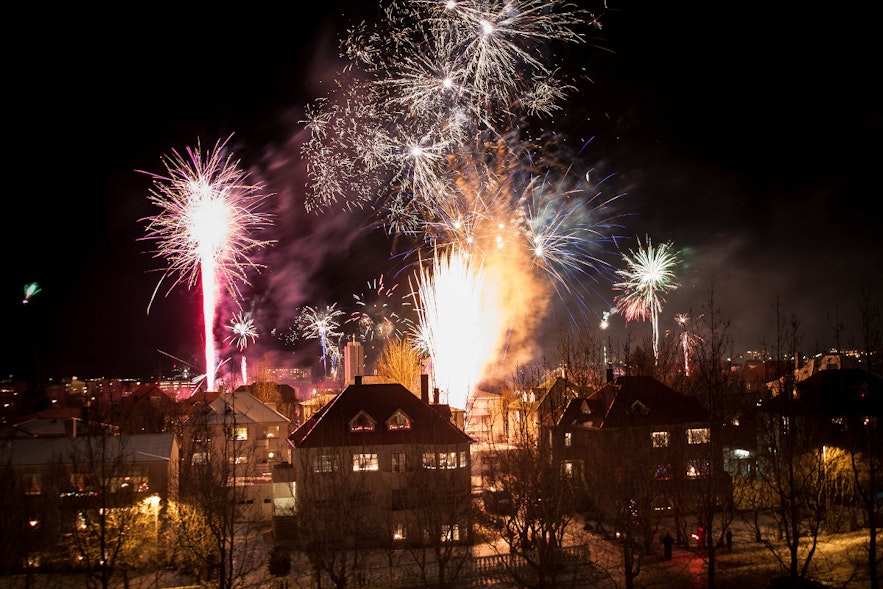 Fuegos artificiales durante la Nochevieja en Reikiavik, una fotografía de Jonathan Hood.