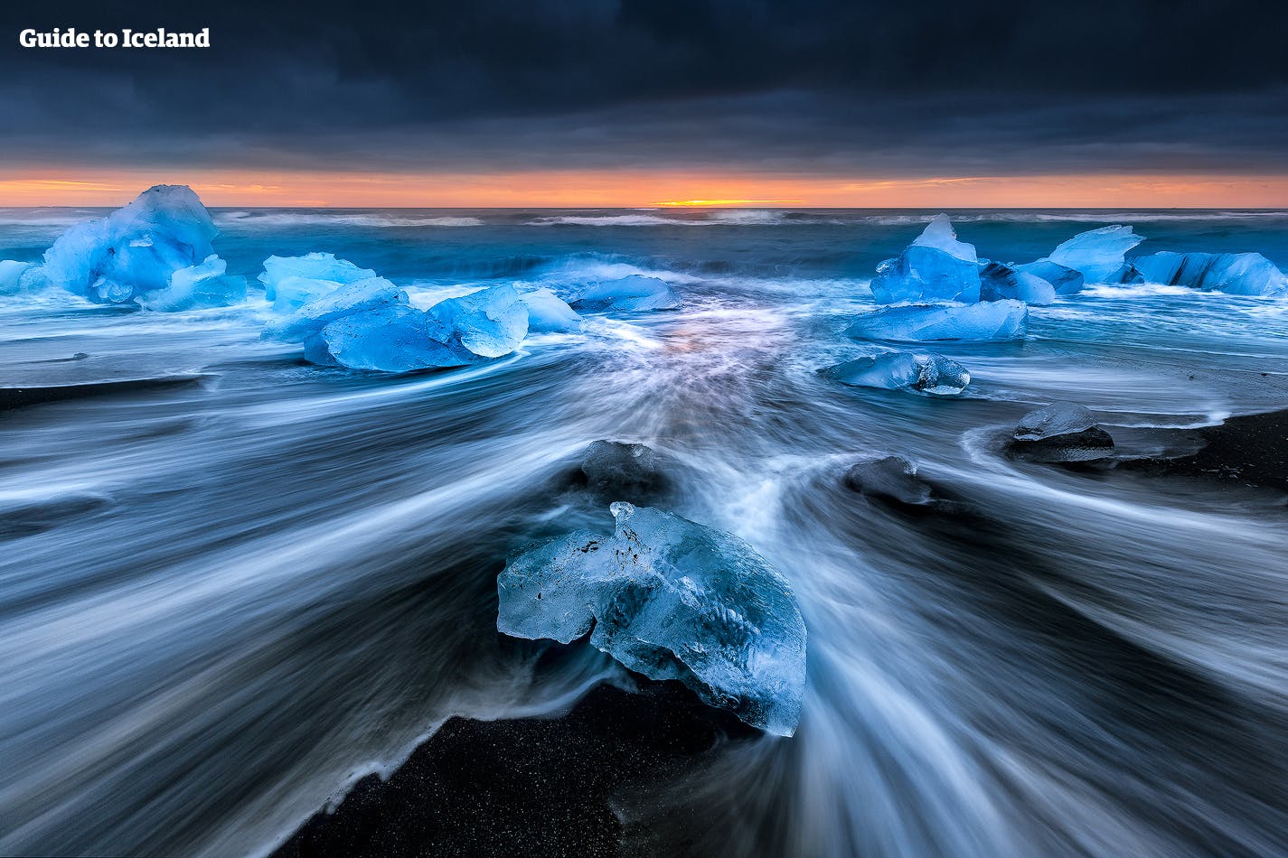 Isfjellene skylles i land på Diamantstranden på Sørkysten av Island.