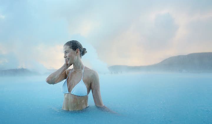冰岛蓝湖的蔚蓝色泉水富含矿物质，具有极强的修护功能