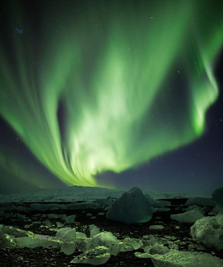 有冰反射的冰岛极光摄影作品