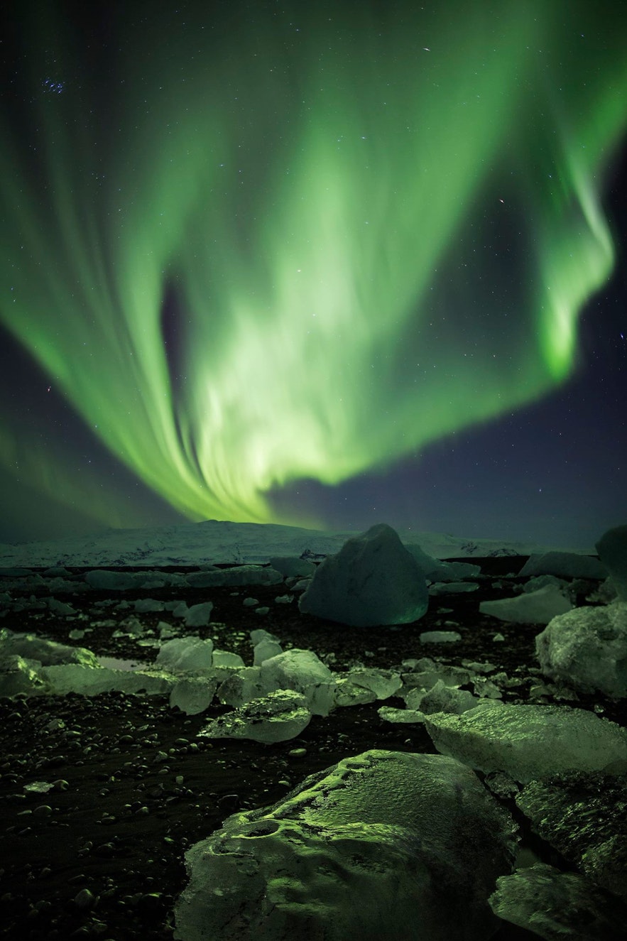 有冰反射的冰岛极光摄影作品